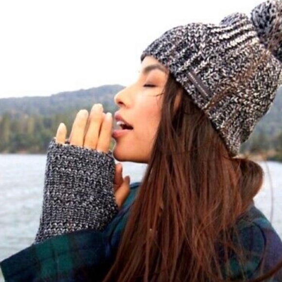 NWT Rebecca Minkoff Marled Black White Beanie Hat & Armwarmer Set Fingerless NEW - Picture 2 of 5